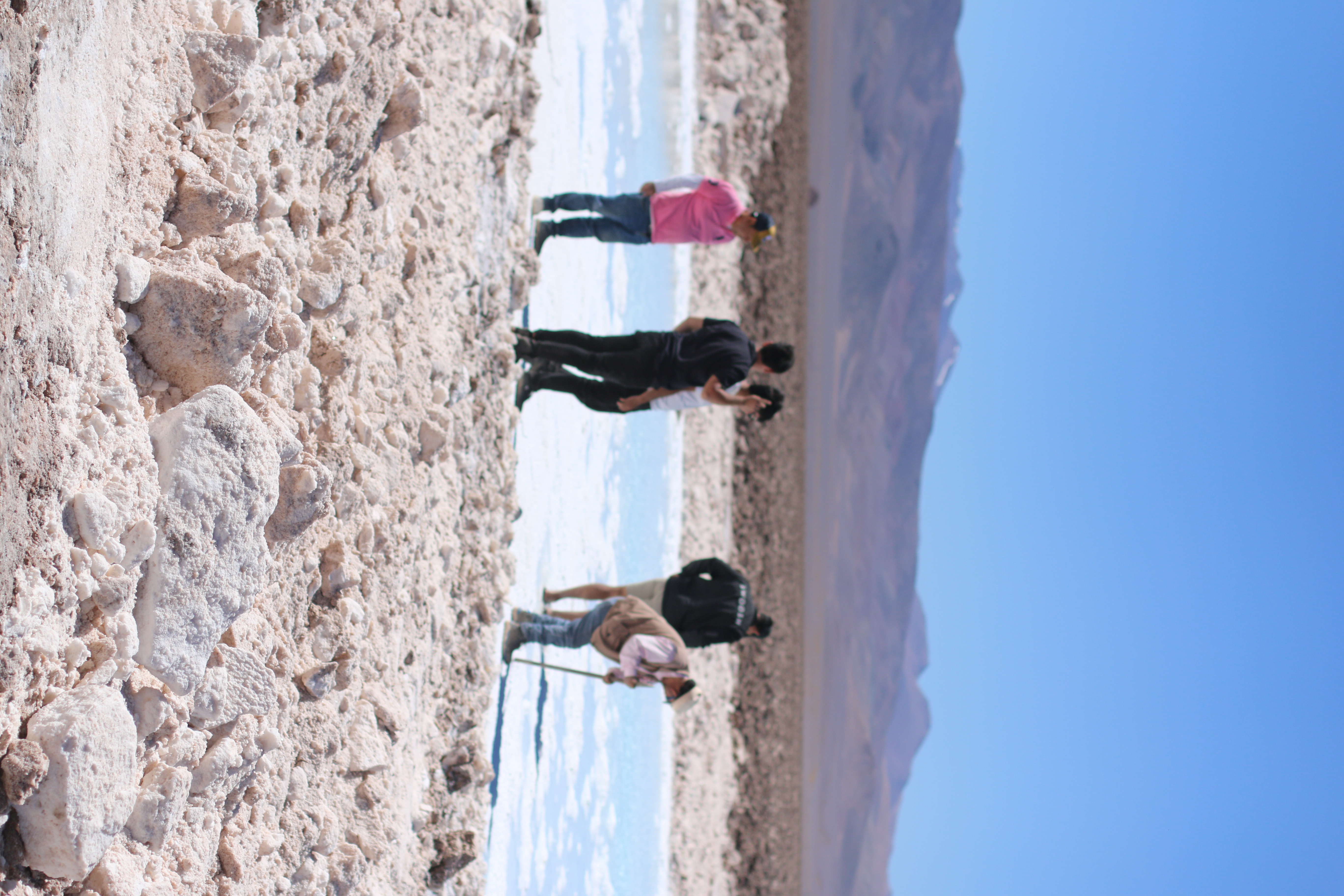 Equipo trabajando en el salar