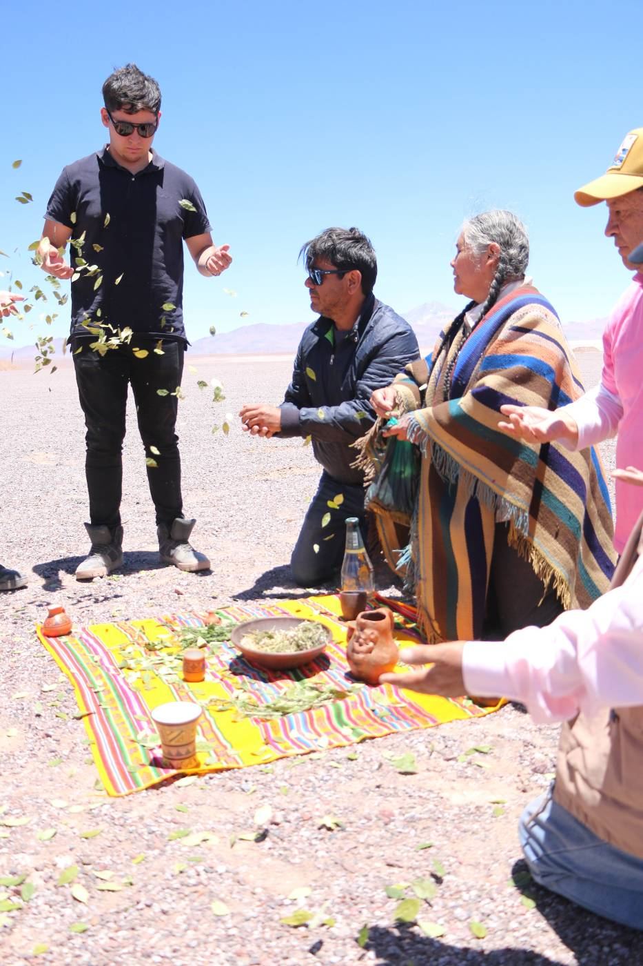Miembros de la comunidad durante una ceremonia en el salar