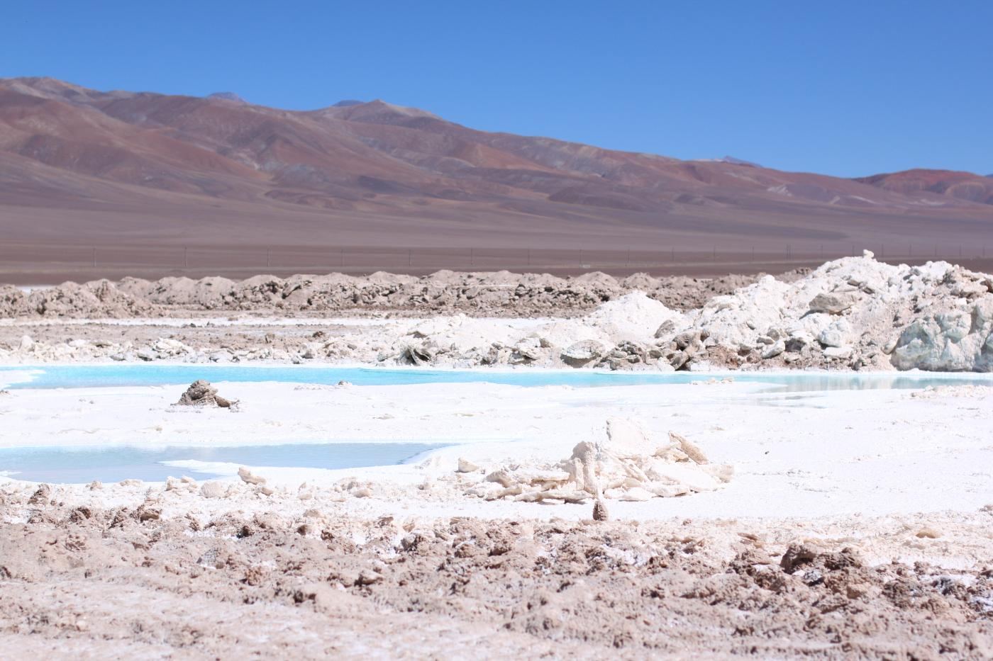Vista del Salar de Maricunga con cerros al fondo